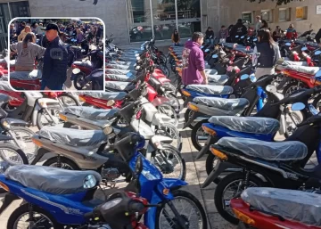 De Grandis entregó motos a trabajadores municipales: “La iniciativa es dar una mano a los que menos posibilidades tienen”