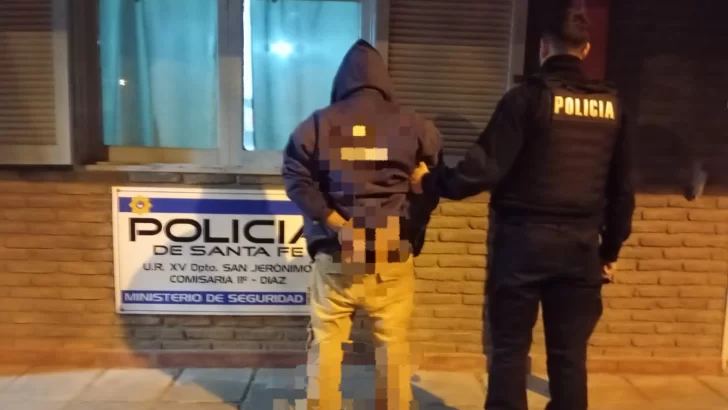 Sintió ruidos en el patio y encontraron a un hombre escondido: Quedó detenido