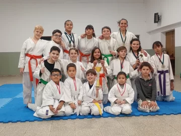 La escuela de Karate de Oliveros brilló en el torneo regional con espíritu de equipo y nueve medallas