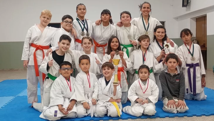La escuela de Karate de Oliveros brilló en el torneo regional con espíritu de equipo y nueve medallas