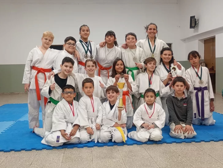 La escuela de Karate de Oliveros brilló en el torneo regional con espíritu de equipo y nueve medallas
