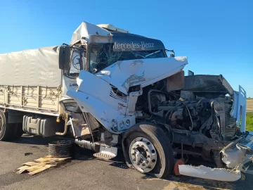 Fuerte accidente entre camiones en autopista a la altura de Maciel: Hubo desvíos