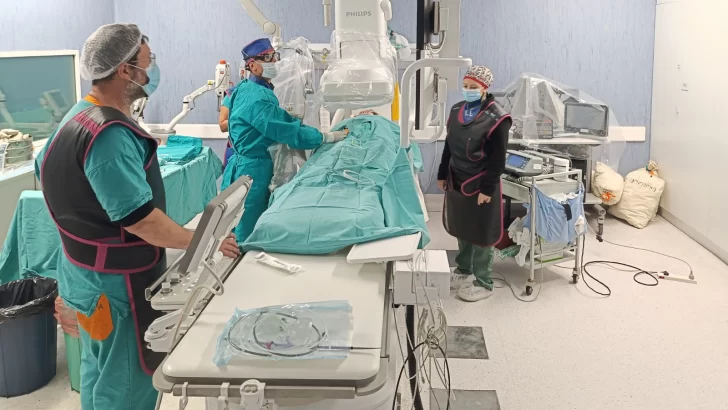 El Hospital Centenario realizó una intervención pionera con un dispositivo que mejora la seguridad de pacientes cardíacos
