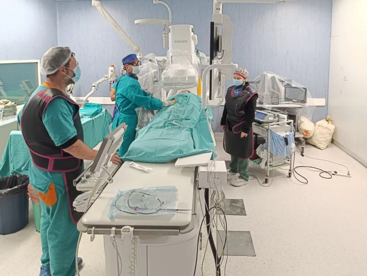 El Hospital Centenario realizó una intervención pionera con un dispositivo que mejora la seguridad de pacientes cardíacos
