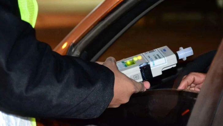 Conducía con 2.02 de alcohol en sangre, chocó un auto estacionado y quiso huir pero lo detuvieron