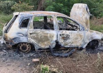 Apareció completamente quemado en Timbúes un auto robado en Granadero Baigorria