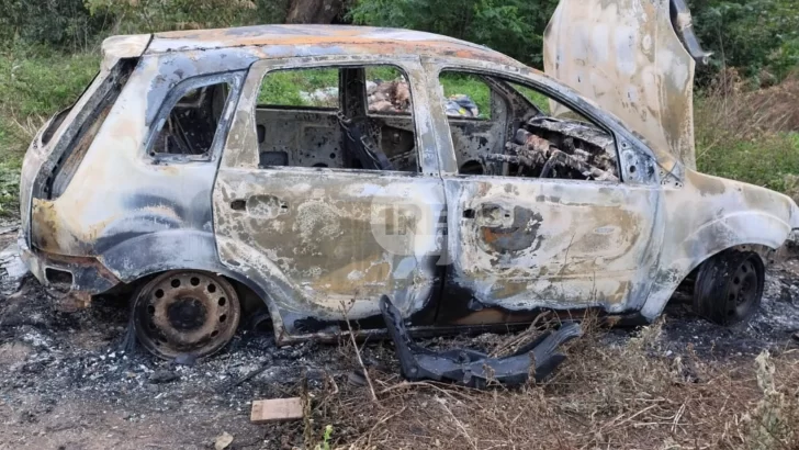 Apareció completamente quemado en Timbúes un auto robado en Granadero Baigorria