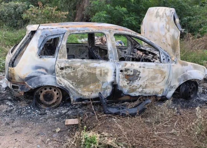 Apareció completamente quemado en Timbúes un auto robado en Granadero Baigorria