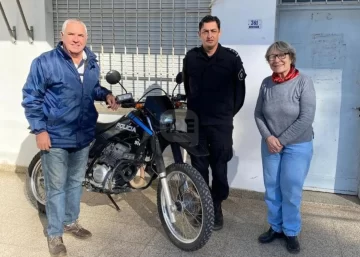 Monje recibió una moto para la policía local y se suma a la camioneta entregada el mes pasado