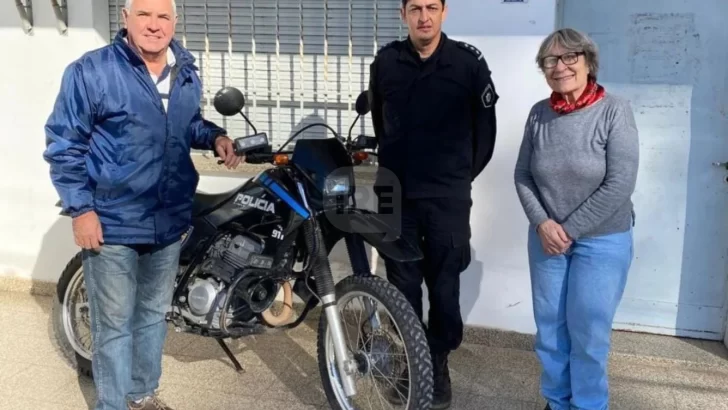 Monje recibió una moto para la policía local y se suma a la camioneta entregada el mes pasado