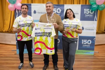 Hoy-junto-a-Silvana-y-German-realizamos-la-presentacion-de-las-remeras-medallas-y-premiacion-d-728x485