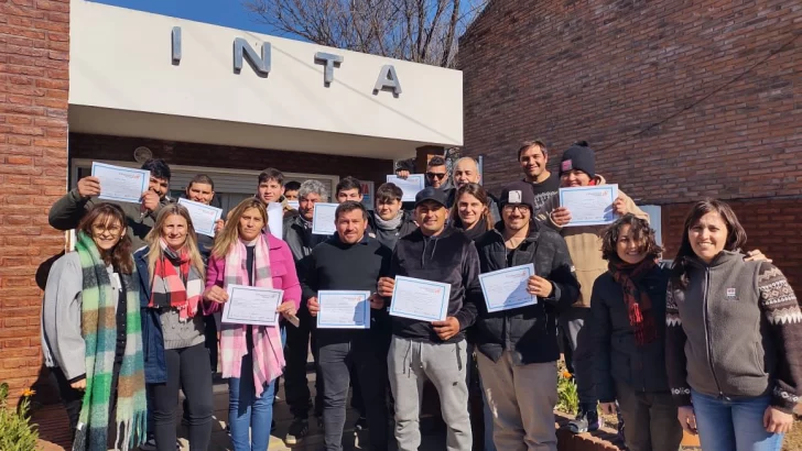 Finalizó el curso de profesional tambero en Totoras de la Escuela de Oficios de Iriondo