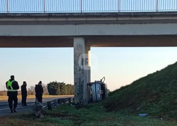 Un conductor de San Lorenzo chocó contra un puente en autopista y sufrió politraumatismos