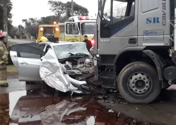 Grave accidente en Monje: Una docente resultó herida tras chocar con un camión