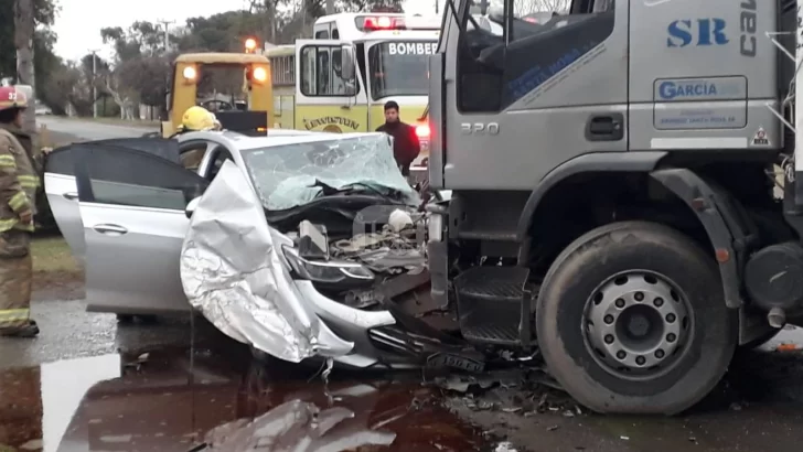 Grave accidente en Monje: Una docente resultó herida tras chocar con un camión