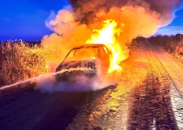 Un auto ardió por completo en el camino rural entre Maciel y Gaboto