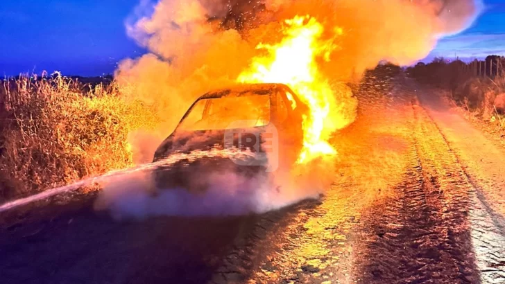 Un auto ardió por completo en el camino rural entre Maciel y Gaboto