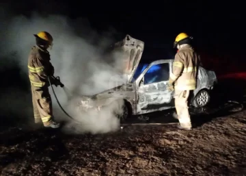 Se le incendió por completo el auto a un hombre de Barrancas camino a Puerto Aragón