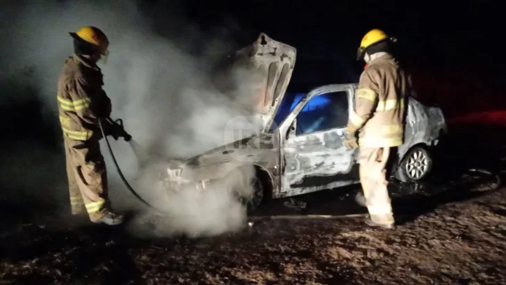 Se le incendió por completo el auto a un hombre de Barrancas camino a Puerto Aragón
