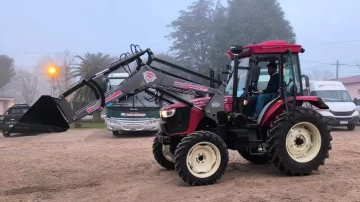 Gaboto reforzó su parque de maquinarias con una pala frontal para el tractor comunal