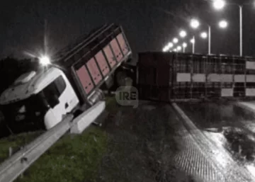 Impresionante vuelco de camión en la autopista a Santa Fe: Quedó liberado el tránsito después de 6 horas de corte total