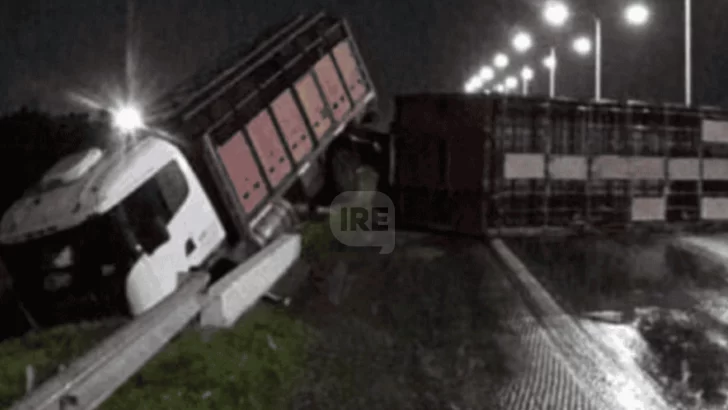 Impresionante vuelco de camión en la autopista a Santa Fe: Quedó liberado el tránsito después de 6 horas de corte total