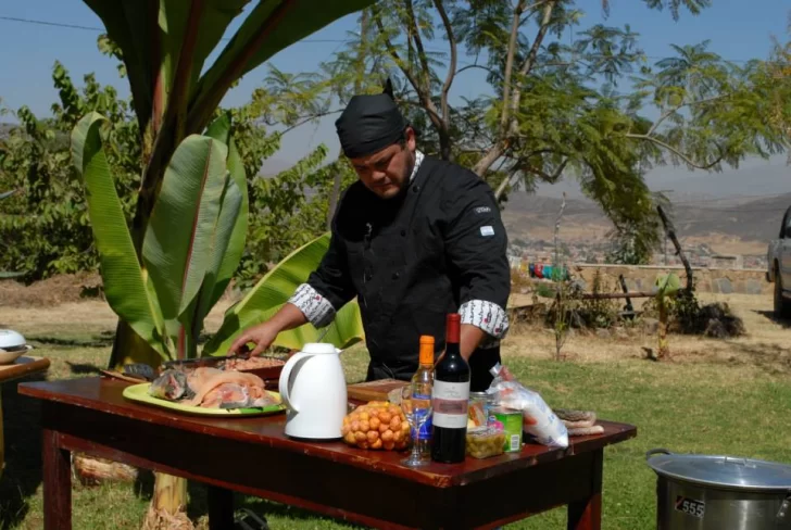 Monje apuesta a su identidad gastronómica con un taller de cocina de pescado de río