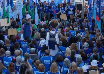 Multitudinaria concentración de AMSAFE frente a la Caja de Jubilaciones