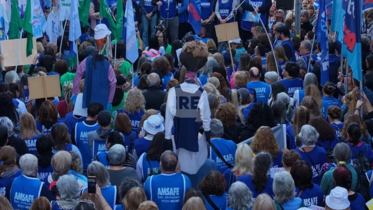 Multitudinaria concentración de AMSAFE frente a la Caja de Jubilaciones