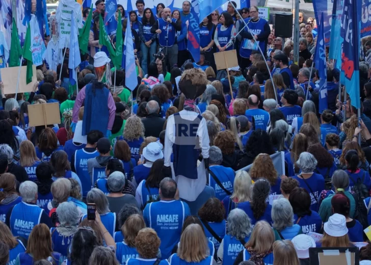 Multitudinaria concentración de AMSAFE frente a la Caja de Jubilaciones