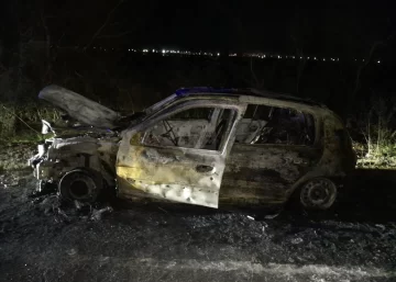 Impactante incendio de un auto en la colectora de Timbúes