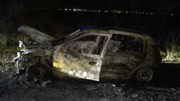Impactante incendio de un auto en la colectora de Timbúes