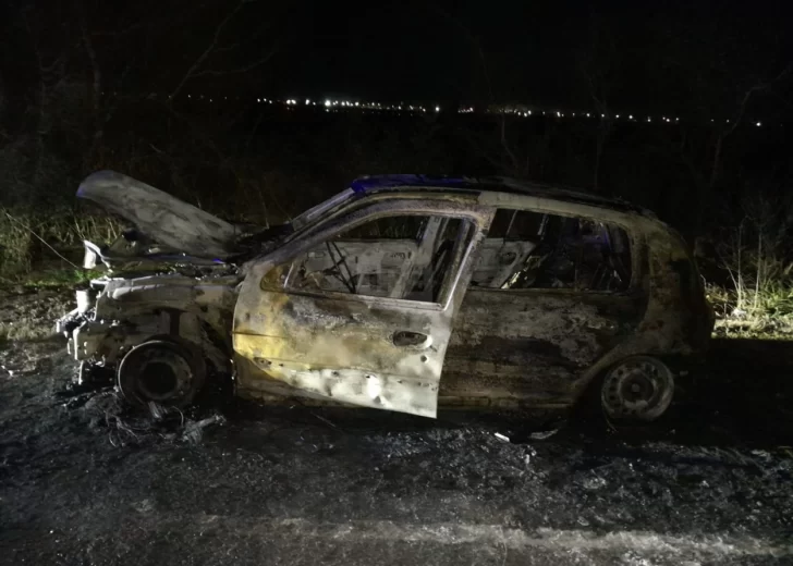 Impactante incendio de un auto en la colectora de Timbúes