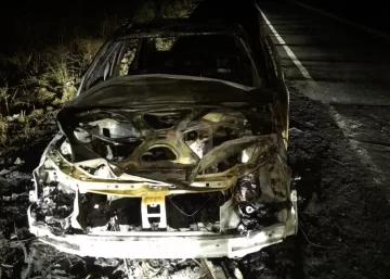 El incendio fue sólo el comienzo: Un camión se robó el auto quemado en Timbúes