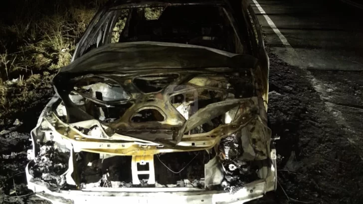 El incendio fue sólo el comienzo: Un camión se robó el auto quemado en Timbúes