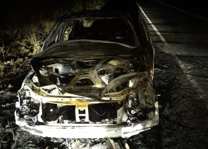 El incendio fue sólo el comienzo: Un camión se robó el auto quemado en Timbúes