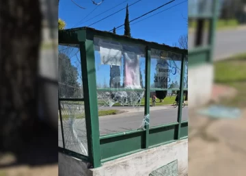 Detuvieron a un joven por destrozos en una garita de colectivos en Monje
