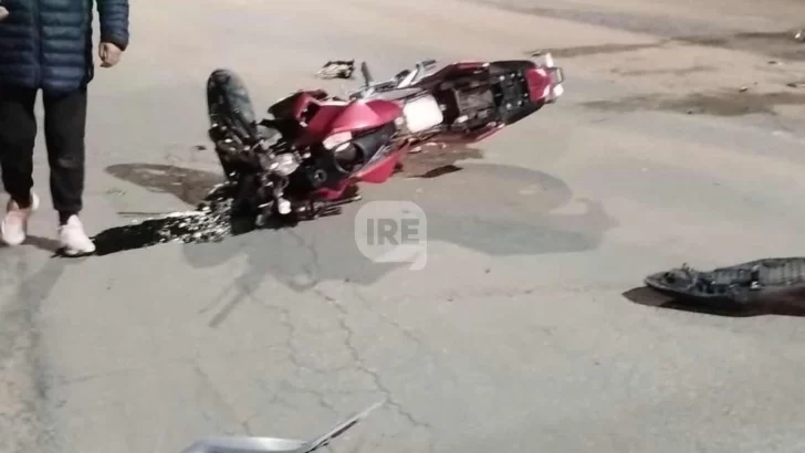 Un adolescente de 16 años pelea por su vida tras chocar en moto en Pueblo Andino