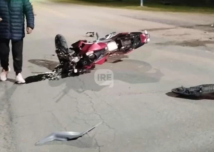 Un adolescente de 16 años pelea por su vida tras chocar en moto en Pueblo Andino