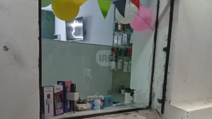 Delincuentes quisieron entrar en un local de celulares en Barrancas pero los espantó la alarma