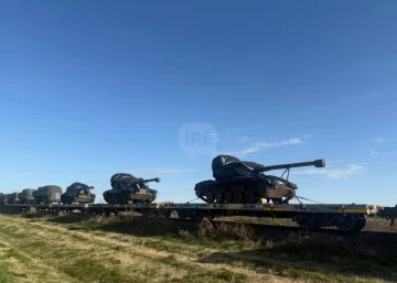 Impactante despliegue militar: un tren con tanques y blindados recorre la región