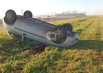 Un auto despistó y volcó en autopista a la altura de Barrancas