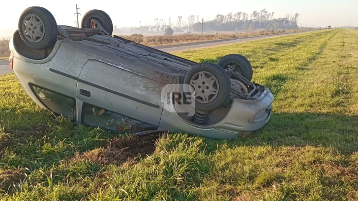 Un auto despistó y volcó en autopista a la altura de Barrancas