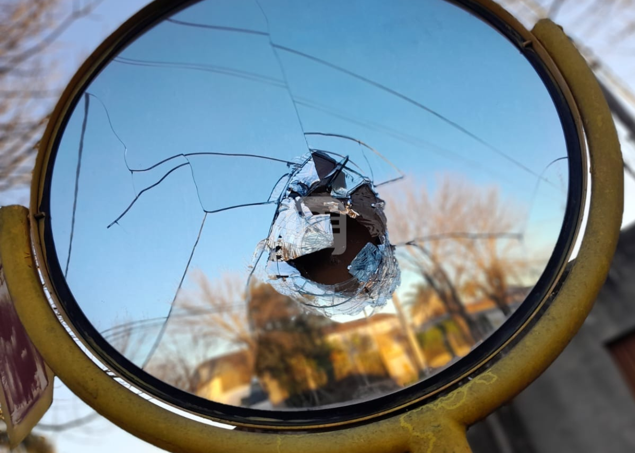 Rompen espejos viales en Totoras y preocupa el costo de reposición