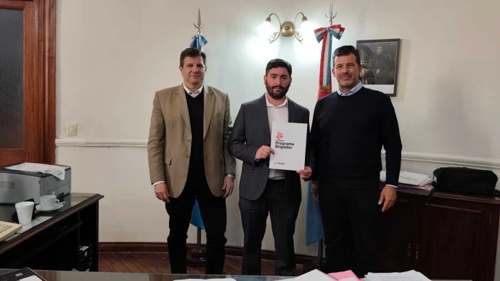La Comuna de Puerto Gaboto firmó un convenio para adquirir un tractor con pala frontal