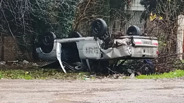 Un joven de Serodino chocó contra un camión estacionado y volcó en La Ribera