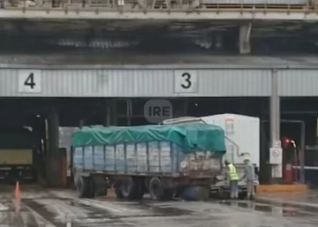 Timbúes: Un acoplado se desprendió durante una maniobra de descarga en la planta Renova