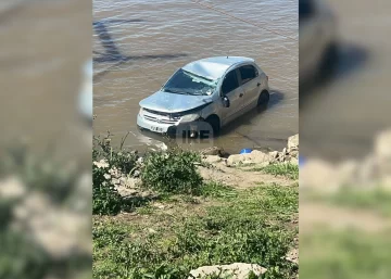 Encontraron un automóvil con pedido de secuestro parcialmente sumergido en Fray Luis Beltrán