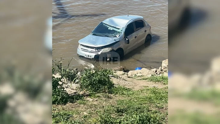 Encontraron un automóvil con pedido de secuestro parcialmente sumergido en Fray Luis Beltrán