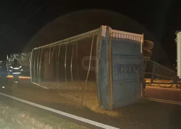 Un camión cargado con cereal volcó en ruta 10 y dejó el tránsito interrumpido en Gálvez